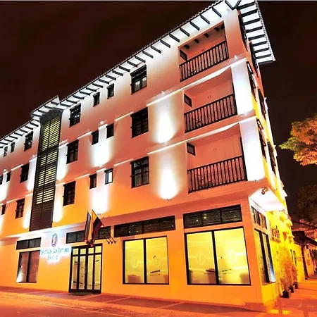 Aw Hotel Puerta De San Antonio